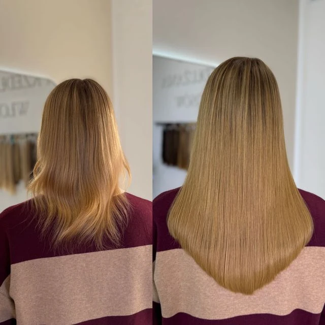 Blond włosy przed i po przedłużaniu, proste pasma i gęstsze końce u klientki w pasiastym swetrze.