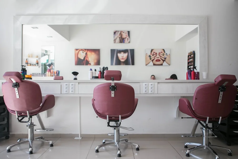 Inspiracyjna fotografia wnętrza salonu fryzjerskiego