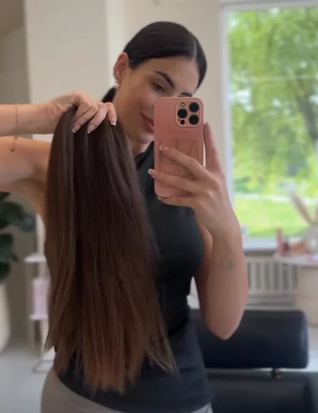 Związane pasma brązowych włosów prezentowane w salonie Muse Hair