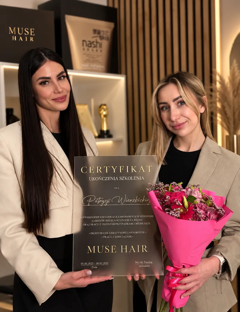 Wręczenie certyfikatu uczestniczce szkolenia w Muse Hair, wspólne zdjęcie w salonie